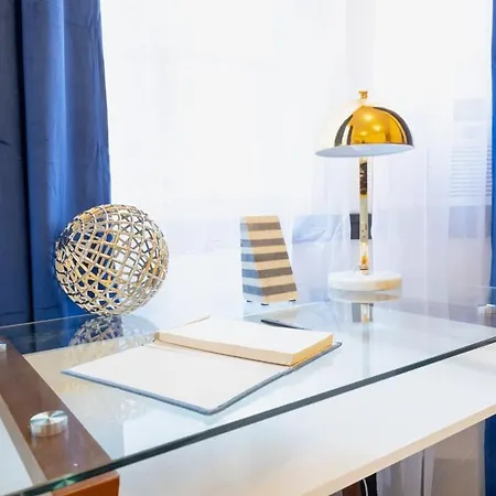 E10-1 Designer East Village Townhouse 1br