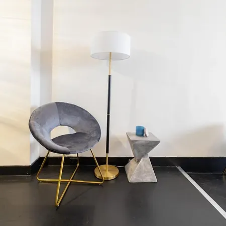 E10-1 Designer East Village Townhouse 1br Apartment