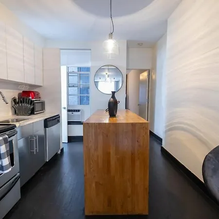 E10-1 Designer East Village Townhouse 1br Apartment *