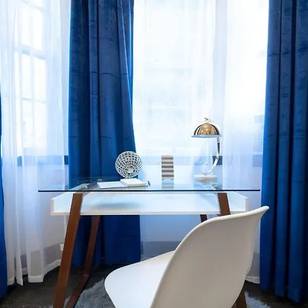 E10-1 Designer East Village Townhouse 1br