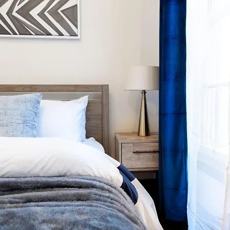 Apartment E10-1 Designer East Village Townhouse 1br *