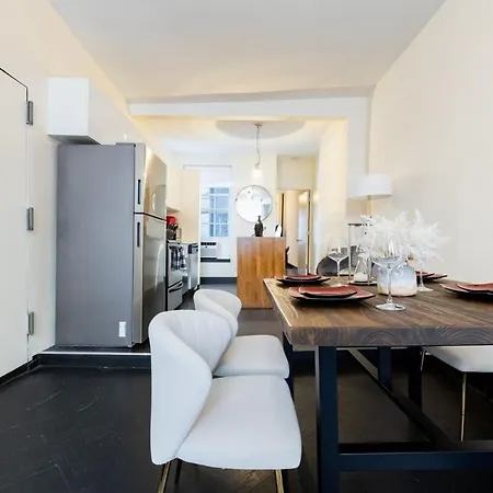 E10-1 Designer East Village Townhouse 1br New York