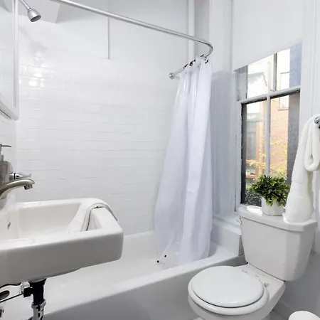 E10-1 Designer East Village Townhouse 1br *
