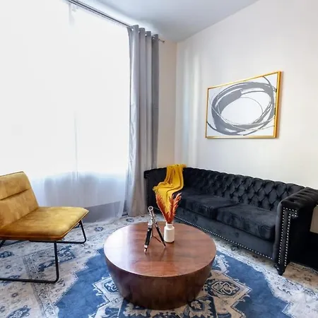 E10-1 Designer East Village Townhouse 1br Apartment