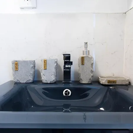 26-4a New Prime 20's W D Shared Courtyard Apartment *