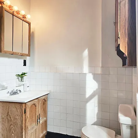 Entire Floor In A Charming Townhouse Homestay