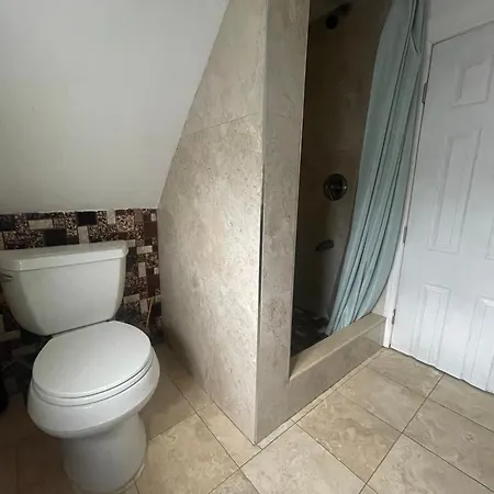 Private Loft 5 Min Away From Lga Apartment