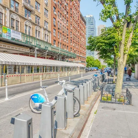 Uws 2br W Elevator Doorman Gym Nr 1 Line Nyc-625 Apartment