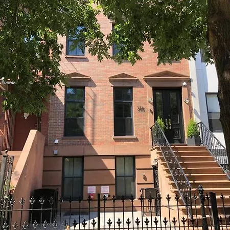 Apartment Private Street Level Brownstone *