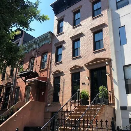 Apartment Private Street Level Brownstone *