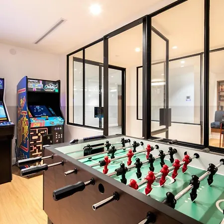 Midtown E 2br W Elevator Doorman Gym Nr Un Nyc-752 Apartment *