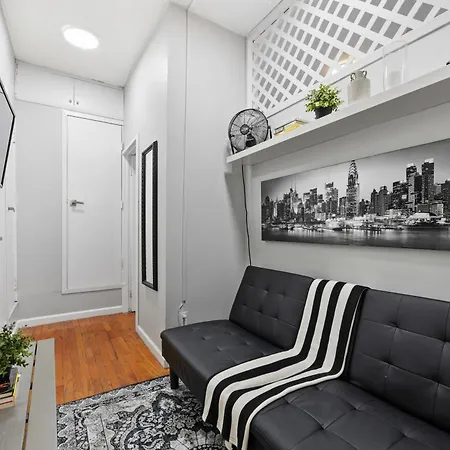 Sleek 2br - Walking Distance To Times Square Apartment *