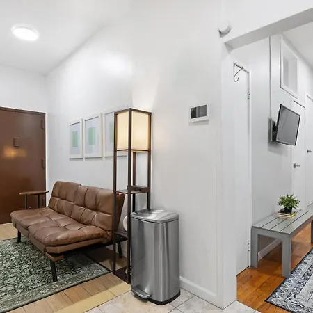 Sleek 2br - Walking Distance To Times Square Apartment *