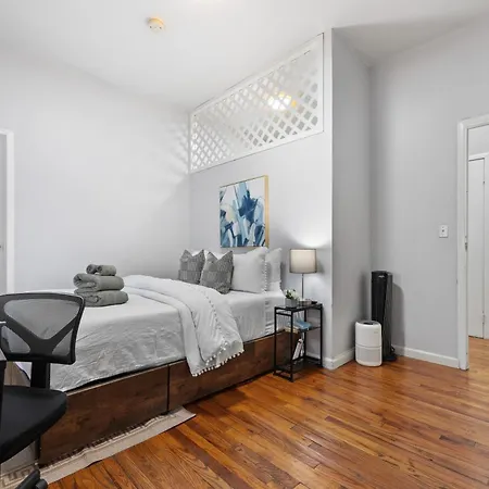 Apartment Sleek 2br - Walking Distance To Times Square New York