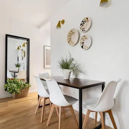 Bright Designer In Historic Harlem Apartment *