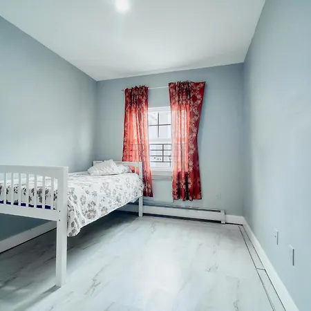 Waterfront Gem Duplex 3 Bedroom 2floor In Whitestone Bronx Free Parking *