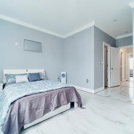 Waterfront Gem Duplex 3 Bedroom 2floor In Whitestone Bronx Free Parking *