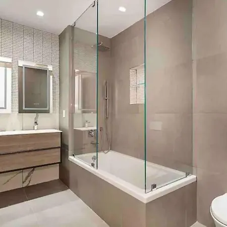 Luxurious Soho Apartment~ 2 Bedroom 2 Bathroom *