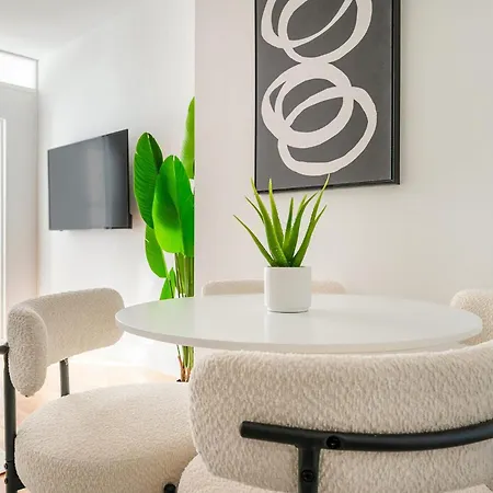 444-2e Modern 2br Hell's Kitchen Apartment New York