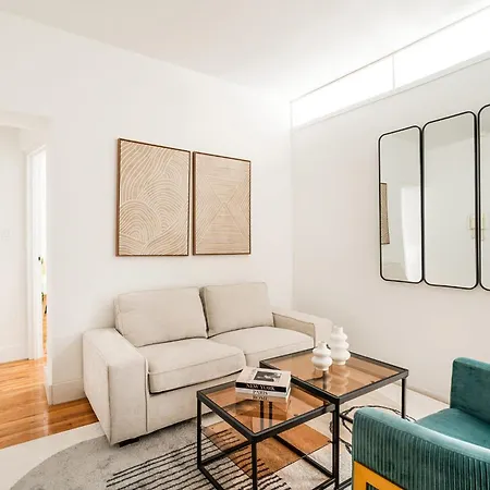 444-2e Modern 2br Hell's Kitchen Apartment