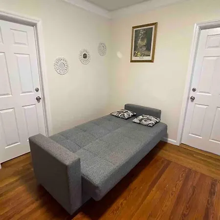 Entire Cozy 1br In Heart Of Queens L Apartment