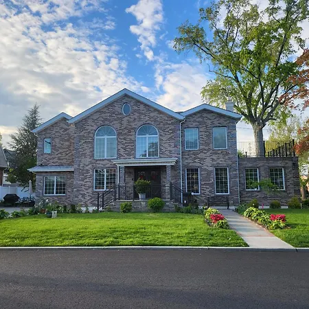 Luxury Hotel-style In Queens,