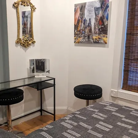 Park East And Museums Homestay