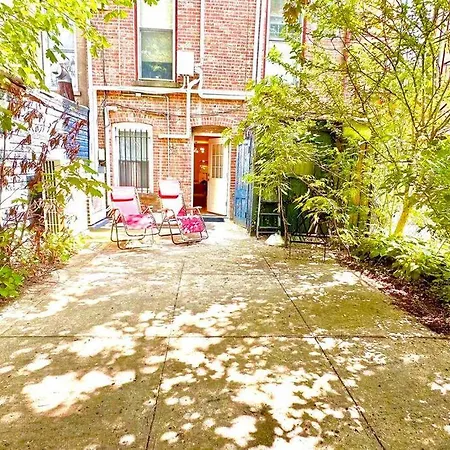 Apartment Bright, Airy, Luxe Hideaway”w” Private Backyard New York