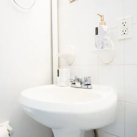 1435-4 I 3 Bedrooms 2bath W D Prime Upper East