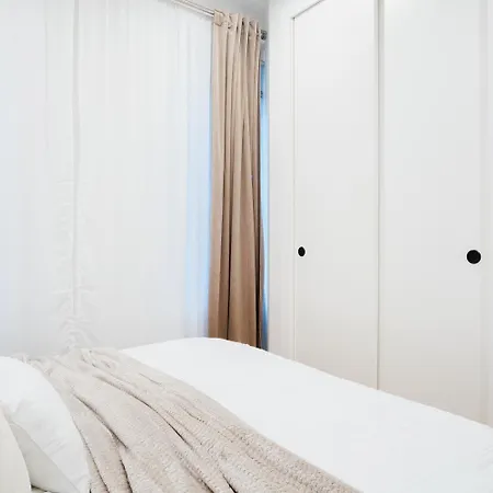 1288-4r Newly Furnished Prime Ues 2br *