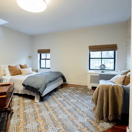 E10-3 3br Designer Townhouse Apartment