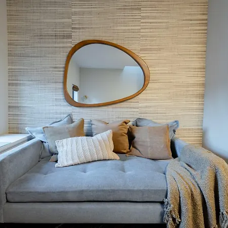 E10-3 3br Designer Townhouse Apartment
