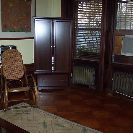 Brownstone Bed And No Breakfast Apartment
