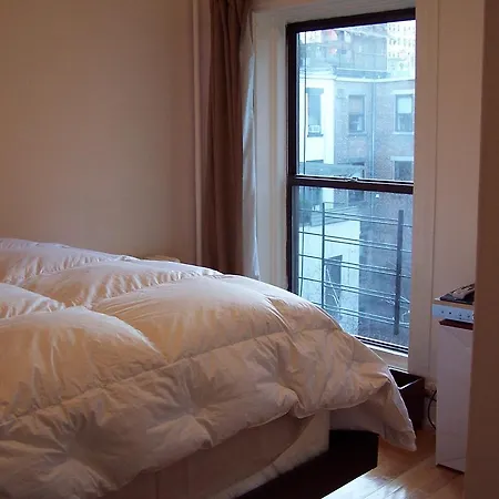 Brownstone Bed And No Breakfast Apartment *