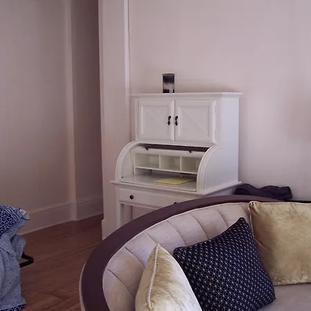 Brownstone Bed And No Breakfast Apartment