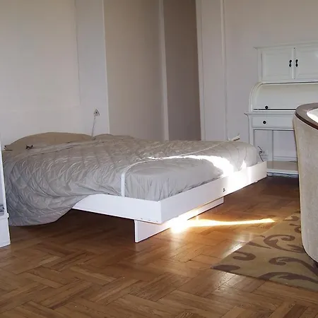 Brownstone Bed And No Breakfast *