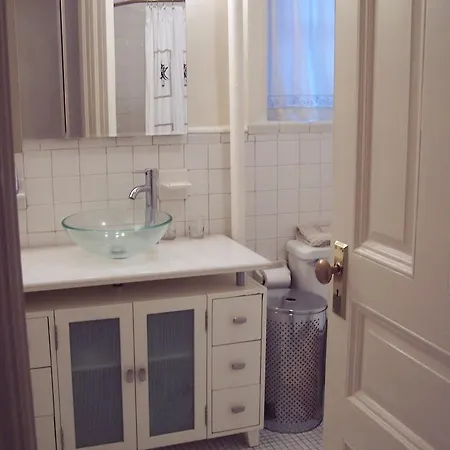 Brownstone Bed And No Breakfast Apartment *