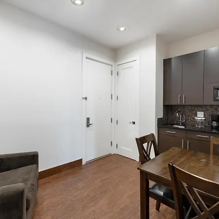 Hotel Aura Brooklyn 4*