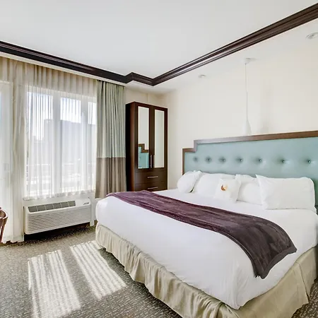 Aura Brooklyn 4*