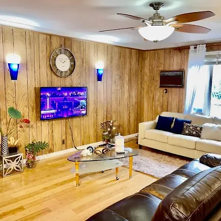 Lga Airport 3 Mins, Vacation 3 Bedroom Duplex House, Parking And Private Backyard, 9mins Subway! * New York