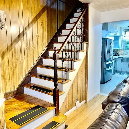 Holiday home Lga Airport 3 Mins, Vacation 3 Bedroom Duplex House, Parking And Private Backyard, 9mins Subway! New York