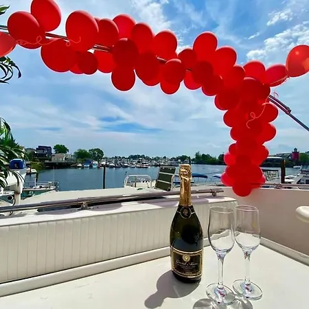Botel Cozy Ocean 3xdeck Yacht