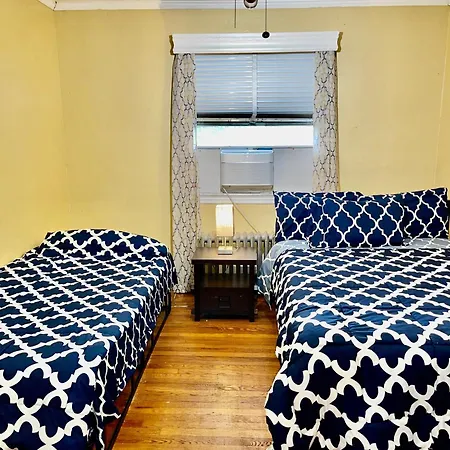 Holiday home Lga Airport 3 Mins, Vacation 3 Bedroom Duplex House, Parking And Private Backyard, 9mins Subway!