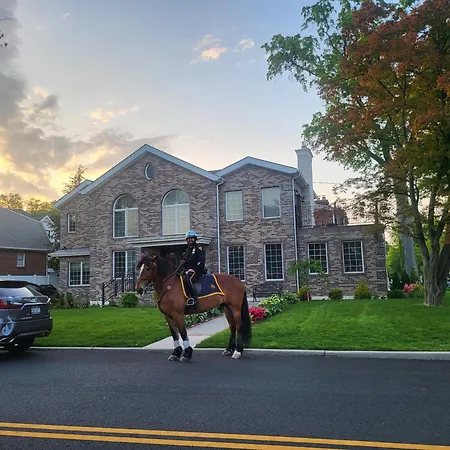 Luxury Hotel-style In Queens, * New York