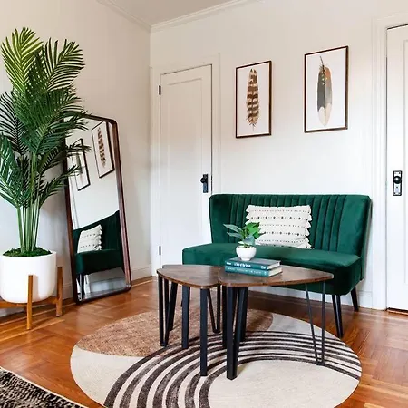 4 Bedroom Sun Drenched & Designer *