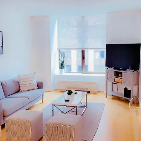 Hanover Square Apartment *