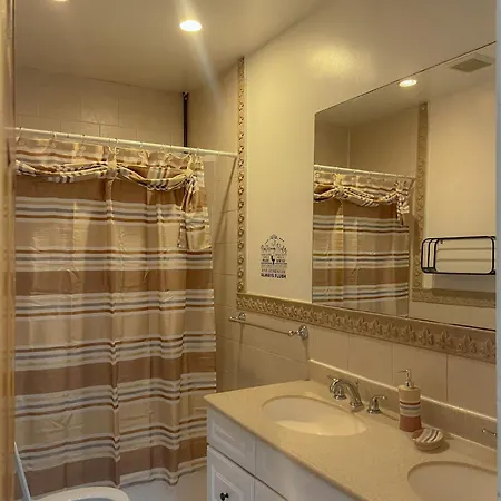 2 Bedroom Bliss In College Point Apartment *