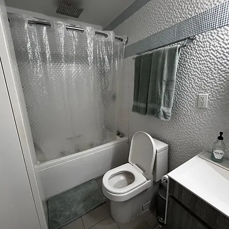 Holiday home Gem Of A Free-standing Family House In Great Neighborhood *