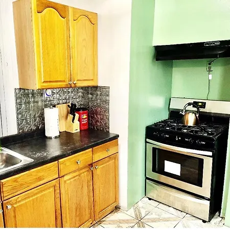 Apartment 3 Bedrooms 1 Bath Apt, 10 Min To Manhattan! New York