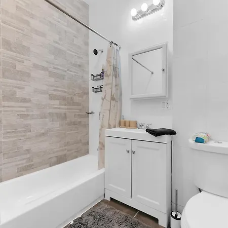 Charming 2br Bkyrd Near Williamsburg